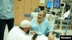 2024年8月27日，在以色列贝尔谢巴的索罗卡医疗中心，在10月7日哈马斯袭击中被绑架的以色列贝都因人质卡伊德·法尔汉·阿尔卡迪与亲人团聚。(路透社照片)