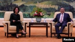美国商务部长吉娜·雷蒙多(Gina Raimondo)与中国国务院总理李强在北京人大会堂举行会晤。(2023年8月29日)