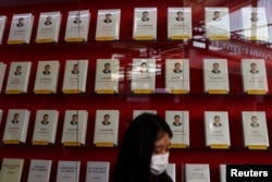 北京举办的中国国际服务贸易交易会展厅内摆放的中国领导人习近平著作《习近平谈治国理政》中英文版本。(2022年9月1日)