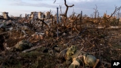 资料照片:2023年9月16日,死去的俄罗斯士兵的尸体躺在乌克兰顿涅茨克州安德里夫卡的前线。(美联社照片)