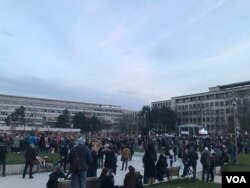 当地时间2024年3月15日反对现任菲佐政府的集会,下午6时许的人潮、标语和旗帜,布拉迪斯拉发的自由广场(Námestie Slobody)(美国之音 杨乐天)