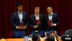 前美国副国家安全顾问博明(Matthew Pottinger 中)、简以荣(左)以及壮阔台湾联盟理事长吴怡农(右)在台北出席新书发表会,呼吁建构强大威慑能力以吓阻习近平可能的侵台战争。(美国之音特约记者李昕儒摄影)