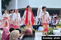 Para menteri perempuan melenggang gemulai dengan kebaya dan kain cantik berwarna-warni pada acara “Istana Berkebaya” hari Minggu (6/8). (Courtesy: Setpres RI)
