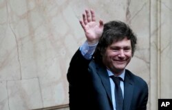 资料照片:2023年11月29日,在阿根廷布宜诺斯艾利斯,当选总统哈维尔·米莱在国会联席会议上挥手致意。(美联社照片)