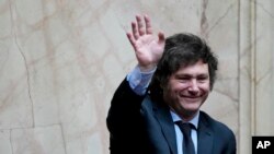 资料照片:2023年11月29日,在阿根廷布宜诺斯艾利斯,当选总统哈维尔·米莱在国会联席会议上挥手致意。(美联社照片)