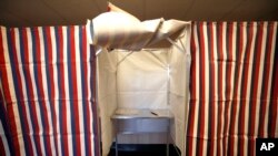 资料照片:2020年2月24日,马萨诸塞州剑桥市市政厅的投票亭已准备好供选民使用。(美联社照片)