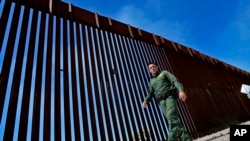 资料照片:2023年8月29日,边境巡逻队图森分队副队长贾斯汀·德拉托雷在亚利桑那州卢克维尔附近沿着美墨边境的围栏巡逻。(美联社照片)