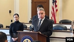 资料照:美国国会暨行政当局中国委员会主席、共和党联邦众议员克里斯·史密斯2023年12月12日在国会山召开记者会,要求司法部调查APEC峰会期间反对中共政权的抗议者遭暴力袭击事件。(美国之音记者李逸华)