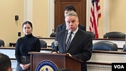 美国国会暨行政当局中国委员会主席、共和党联邦众议员克里斯·史密斯2023年12月12日在国会山召开记者会,要求司法部调查APEC峰会期间反共抗议者遭暴力袭击事件。(美国之音记者李逸华摄)