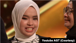 Putri, didampingi sang ibu, nampak menangis menerima kejutan yang mungkin tak pernah dia bayangkan sebelumnya di ajang AGT 2023 dalam tangkapan layar.