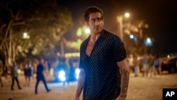 Aktor Jake Gyllenhaal dalam adegan di film "Road House" (Laura Radford/Prime Video via AP)