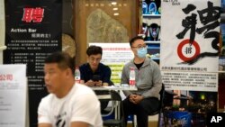 中国青年失业率破纪录。北京一家购物中心设立一个招聘点。(2023年6月9日)