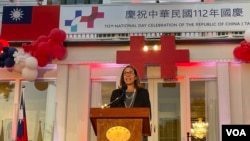 美国在台协会主席劳拉·罗森伯格在台湾驻美代表处于华盛顿举行的双十庆祝活动中发表讲话。(2023年10月4日,美国之音锺辰芳拍摄)