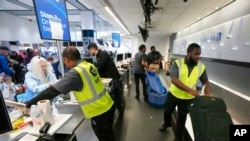 Thị trường lao động Mỹ linh động hơn ở các nước tiên tiến bên Âu châu, các xí nghiệp được sa thải người dễ dàng và người lao động cũng không bị ràng buộc với chủ nhân qua các hợp đồng chặt chẽ.