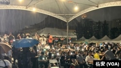 台湾华人民主书院6月4日举办六四烛光晚会,据统计,近2500人不畏风雨、纪念六四的决心也无法浇熄(美国之音特约记者杨安摄影)。