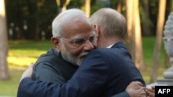 俄罗斯总统普京在莫斯科郊外欢迎到访的印度总理莫迪。(2024年7月8日)