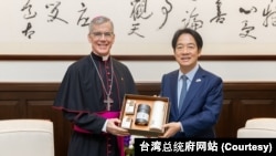 台湾总统赖清德在台北会晤教宗方济各派往台湾出席新总统赖清德就职典礼的特使、梵蒂冈驻菲律宾大使查尔斯·布朗(Charles Brown)总主教。(2024年5月21日)