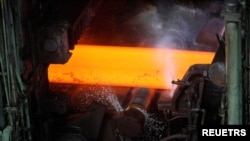 资料照:中国宝山钢铁有限公司热轧车间生产线的产品。 (2022年9月16日)