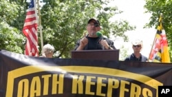 资料照片:反政府民兵组织“誓言守护者”(Oath Keepers)的创始人和领导人斯图尔特·罗兹(Stewart Rhodes)。