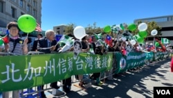 2023年8月16日，台侨在台湾副总统赖清德旧金山停留酒店外欢迎他过境。(美国之音记者李逸华拍摄）