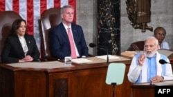印度总理莫迪在美国国会发表演讲,他身后坐着美国副总统哈里斯(左)与国会众议院议长麦卡锡。(2023年6月22日)
