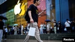 资料照:位于上海的苹果产品专卖店