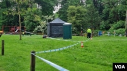 在特里克特被发现死亡的公园里,警方已经设置了警戒线,并在一个儿童游乐场旁边搭起了法医帐篷。(美国之音李伯安拍摄)