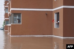 中国河北涿州民众被洪水围困家中救助救援。(2023年8月2日)