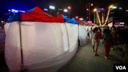 香港夜缤纷首个湾仔海缤市集10月1日傍晚，因应中国国庆烟花汇演暂停营运超过5小时，当晚10时半烟花汇演结束后，不少摊档仍然关闭没有恢复营业，有市民认为当局的安排影响市集气氛 (美国之音/汤惠芸)