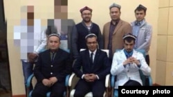 第一排中间:塔希尔·伊明;左侧:雅喜可·阿哈麦得;右侧:努尔买买提·依明。第二排:右侧第一位:热西丁·爱热提;第二位:艾拉坎木·依郎江;第三位:达吾提·吾斯曼。 (图片由塔希尔·伊明提供)