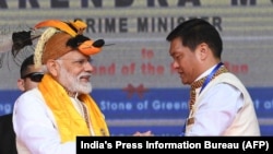 资料照:印度总理莫迪(左)在阿鲁纳恰尔邦东北部的伊塔那加尔开发项目落成典礼上与阿鲁纳恰尔邦首席部长佩玛·坎杜握手。( 2019年2月9日)