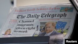 Surat kabar The Daily Telegraph terpampang di sebuah rak koran di sebuah supermarklet di London, pada 20 Januari 2024. (Foto: Reuters/Belinda Jiao)