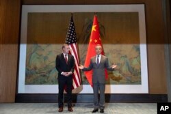 中共中央外事工作委员会办公室主任王毅在北京雁栖湖与到访的美国白宫国家安全顾问杰克·沙利文握手。(2024年8月27日)