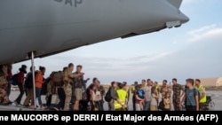 从苏丹撤离的法国人抵达吉布提的法国军事基地。(2023年4月23日)