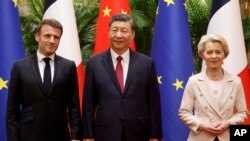 中国领导人习近平在北京会晤到访的欧盟委员会主席冯德莱恩和法国总统马克龙。(2023年4月6日)