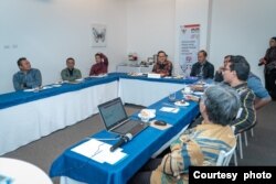 Ketua PPLN Ekuador Ahmad Iqbal dalam acara sosialisasi Pemilu untuk para Padre di Cuenca, Ekuador (foto PPLN Ekuador)