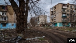 在乌克兰的塞弗尔斯克,每天都会有射出和来袭的炮火,当地居民几乎完全依靠人道救援来能得到食物和饮水。(2024年4月4日,美国之音夏博特拍摄)