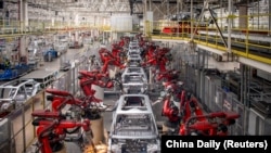 中国浙江金华零跑科技有限公司生产智能电动汽车车间里的机器臂。(2023年4月26日)