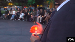 六四学运35周年,美国首都华盛顿的共产主义受难者基金会2024年6月3日晚举行烛光悼念会。(美国之音)