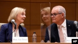 2023年2月17日,英国前首相利兹·特拉斯(左)和澳大利亚前总理斯科特·莫里森(右)参加在东京国会议员大楼举行的“对华政策跨国议会联盟”研讨会。(美联社照片)