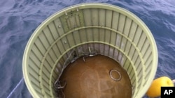 韩国国防部提供的这张照片显示了韩国军方打捞的据信是朝鲜卫星发射火箭的残骸。