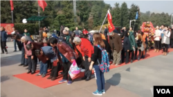 近年每逢毛泽东冥诞或忌日,大批中国民众到其湖南韶山故居祭拜这位已故独裁者 (美国之音/叶兵)