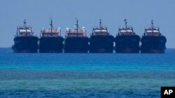 2023年4月,大批中国民兵船在在南中国有争议的海圣灵礁(Whitsun Reef)附近排列。