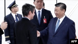 法国总理加布里埃尔·阿塔尔(Gabriel Attal)等官员迎接习近平到访。