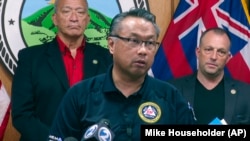 毛伊岛应急管理局局长赫尔曼·安达亚辞职。该画面显示他于2023年8月16日在夏威夷怀卢库举行的新闻发布会上发表讲话。(美联社)