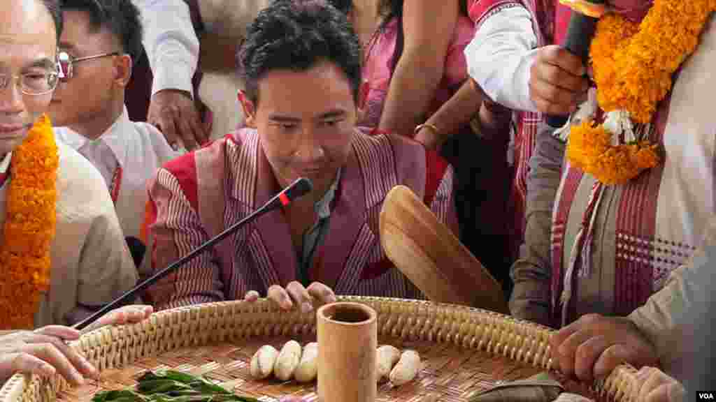သြဂုတ်လ ၂၇ -- ကရင့်ရိုးရာလက်ချည်ပွဲကို တက်ရောက်နေတဲ့ Move Forward Party ရဲ့ ခေါင်းဆောင် Pita Limjaroenrat -- ဓါတ်ပုံ (မညိုညိုလွင် - VOA)