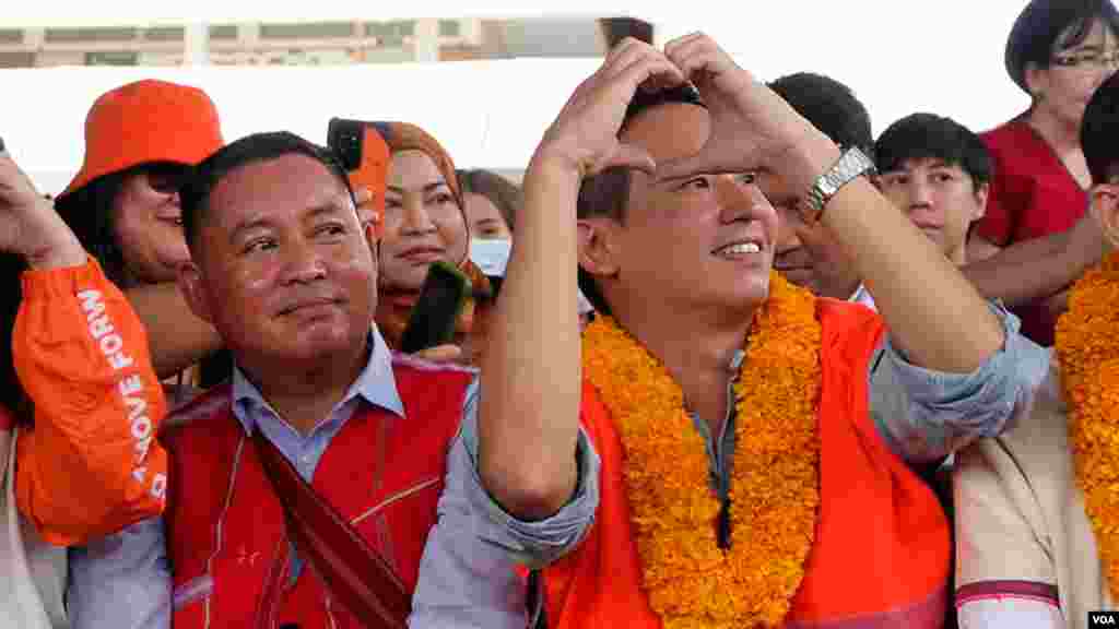 သြဂုတ်လ ၂၇ -- ကရင့်ရိုးရာလက်ချည်ပွဲကို တက်ရောက်နေတဲ့ Move Forward Party ရဲ့ ခေါင်းဆောင် Pita Limjaroenrat -- ဓါတ်ပုံ (မညိုညိုလွင် - VOA)