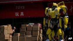 北京一名工人在运送将出口英国著名汉姆利玩具店的大黄蜂玩具。(2023年7月25日)