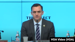 资料照片:美国会众议院美国与中国共产党战略竞争特设委员会主席加拉格尔在纽约出席有关中共对美国金融稳定的威胁的听证会。(2023年9月12日)