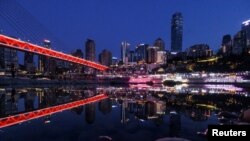 资料照：中国重庆夜景倒映在嘉陵江水面上。（2022年8月22日）
